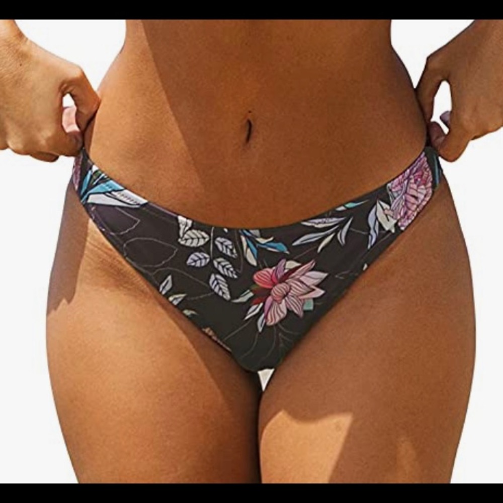 NWT Women’s cupshe bathing suit bottom